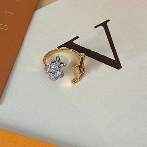 Diseñador Anillo de bodas Caja Embalaje Anillo chapado en oro de lujo Boutique Regalo para mujer Joyería Anillo de pareja Anillo de trébol de estilo de lujo de alta calidad