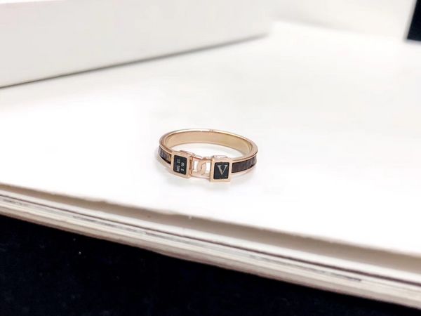 Anillos de boda de diseñador Anillo de amor de mujer de alto sentido Letra V Anillo de marca Flor Cuero Diseño de moda Accesorios Regalos Joyería Pareja Familia