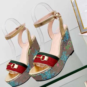 Sandalias de cuña de plataforma de diseñador con detalles florales y rayas de tigre, tacones altos, zapatos de vestir de novia con caja NO379