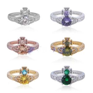 Designer Westwoods Ismene zit vol met diamanten Saturn-ringen en hoogwaardige accessoires nagel