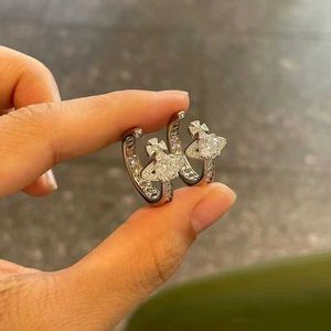 Ontwerper Westwoods Saturn Ring voor vrouwen Japan en Zuid -Korea Uniek ontwerpgevoel voor wijsvinger Modieuze gepersonaliseerde planeet zwarte diamant open nagel