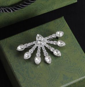 Ontwerper Witte diamantbroche mannen vrouwen klassieke stijl brief pakken pinnen broches jas sieraden broches borstpin accessoires