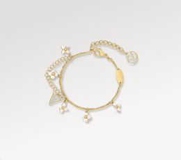 Designer witte bloem bedel armband luxe sieraden merkbangle 18k gouden vergulde titanium staal voor vrouwen klassieke armbanden feest geschenk armbanden