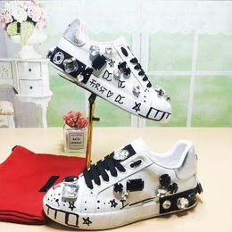Diseñador Graffiti blanco zapatos casuales para mujeres Joyas de diamantes de cuero de cuero zapatos pequeños blancos zapatillas de skate skate sneaker de gran tamaño con caja 35-45