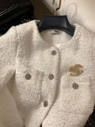 Chaqueta blanca de diseñador de edad reducida, chaqueta de fragancia pequeña de estilo francés, chaqueta decorativa de mujer con botón y alfiler de metal