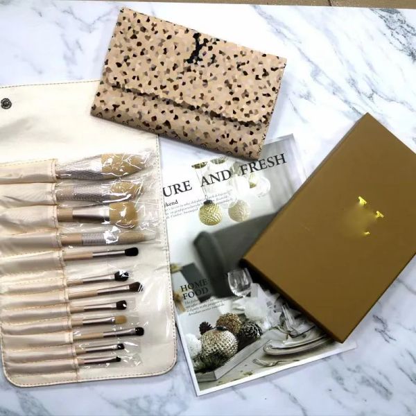 Designer White Professional Makeup Brush Letter Brush Brush Soft Brush Makeup Tool 12 pièces avec sac de rangement Brown Gift Box Girl Girl pour la Saint-Valentin Cadeau d'anniversaire