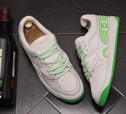 Diseñador Zapatos para correr blancos Moda Hombres Mocasines transpirables Parte inferior gruesa Zapatillas antideslizantes Athleisure Pisos Comodidad de lujo ligera Zapatos de tenis de color burdeos