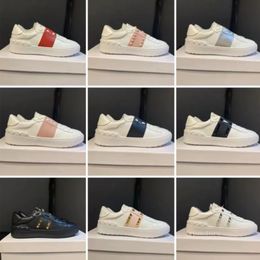 Chaussures blanches de styliste, baskets plates rivetées, chaussures de sport de luxe en cuir épissé, Vintage basses, blanches et roses, chaussures de tennis de mode classiques pour femmes, chaussures d'extérieur