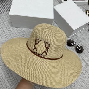 Designer Wide Brim Chapeaux Seau Chapeau pour Femmes Hommes Plage Grands Chapeaux De Paille Tressé Cap Mode Extérieur Parasol Sunhats Fit Sacs Kaki Hommes Accessoires