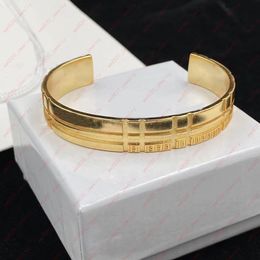 Designer Wide Cuff Interlocking Alphabet -armbanden, in reliëf koper sieraden eenvoudige mode neutrale stijl, manchetknopen Oranje goud, Valentijnsdag, Kerstmis, geschenken