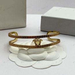 Designer brede manchetten, klassieke gesneden portret halfopen armband met hoge herkenning, maat verstelbaar, hoogwaardig 14K goud messing, Kerstmis, Valentijnsdag