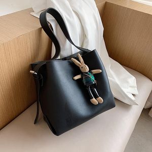 Designer-Sac à bandoulière d'hiver Nouveau sac pour dame Seau en PU souple Sac fourre-tout simple de grande capacité