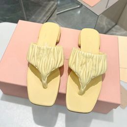Designer Woman Beach Slippers Designer Chaussures pour femmes classiques talon plat Summer Metal Lazy Carton Big Flops Flops Leather Lady Slides Hotel Bath Dames Sandales Sandals