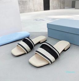 Diseñador mujer tela bordada diapositivas zapatillas mulas chanclas para mujer sandalias casuales