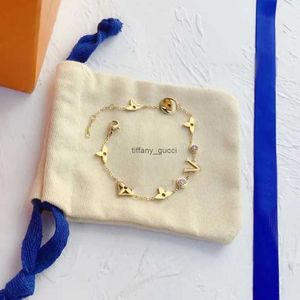 Ontwerper Vrouw Bloem Letter Hanger Titanium Staal Vergulde Gouden Bedelarmband Mode Dames Armbanden Ketting Sieraden voor Feest
