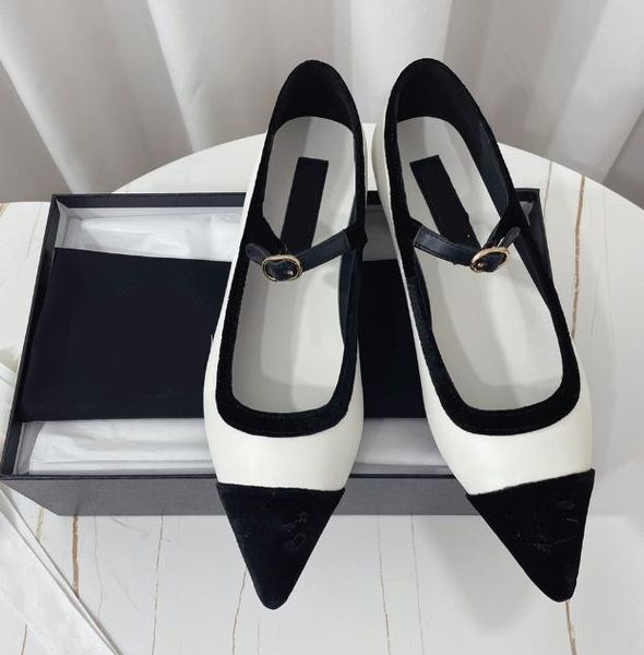 Designer Woman Mary Jane chaussures plates Nouveaux ballet de ballet pointu à talons à talons à talons à talons de vacances Banquet de plage noir blanc plats plats chaussures 34-40