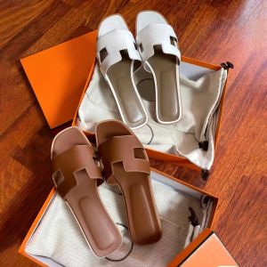 Designer vrouw Sandaal dames slide Mode zwembad heren dames Schoenen Leren platte Sandale nieuwste Zomer buiten Dames zwart wit Strand Loafer Sliders Sloman