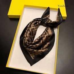 Designer Woman Silk Fashion Letter Hoofdband merk Kleine sjaalvariabele headscarf accessoires Activiteit cadeau 579