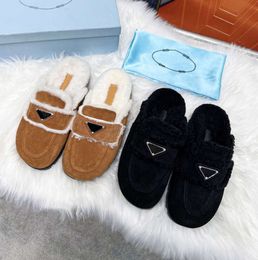 Designer Femme Pantoufles Mode Luxe Chaud Mousse À Mémoire En Daim En Peluche Shearling Doublé Slip Sur Intérieur Extérieur Clog House Femmes Sandales Chaussures de haute qualité Sderf