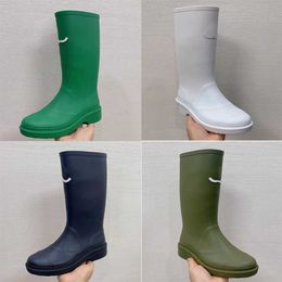 Diseñador Mujer 23FW Botas de lluvia Diseñador Botas de plataforma de PVC Hasta la rodilla Suelas de goma impermeables Welly Botas de invierno al aire libre 35-41 NO431