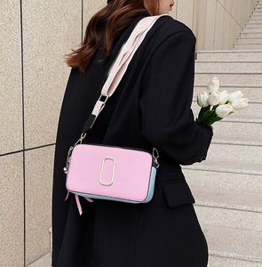 Bolsos de diseñador para mujer, novedad de 2022, bolso cuadrado pequeño de Color contrastante, bolsas de mensajero de un solo hombro con letras de tendencia, entero 20-12-7cm241e