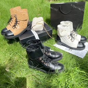 Botas de mujer de diseñador Botas de tobillo de piel de becerro Celosía rómbica Bota de hebilla de piel de cordero Botas de cuero Botines de tobillo de motocicleta de moda con caja