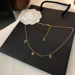 Diseñador Mujer Marca Carta Collares pendientes Collar Collar de geometría de oro de 18 quilates Adecuado para regalar Reuniones sociales Moda Joyería popular versátil