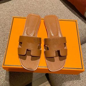 Luxe zomerstrandslippers sandalen slides voor dames dames casual mode lichte klassieke platte lederen stevige muilezels schoenen