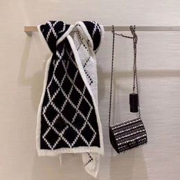 Designer Women Cashmere Swarves lettre complète écharpe imprimée enveloppe chaude et soft whraps avec étiquettes automne châles hivernaux 10 couleurs sont en option