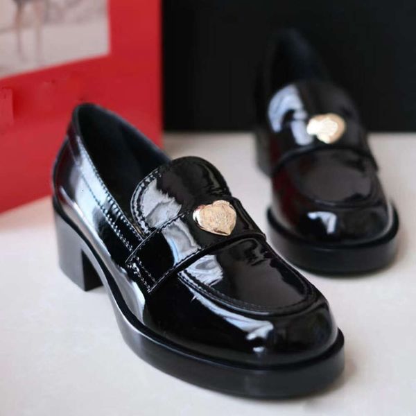 Designer Femmes Chenel talons chaussures épaisses semelles simples chaussures métal monté bouton coeur britannique rond talon cuir