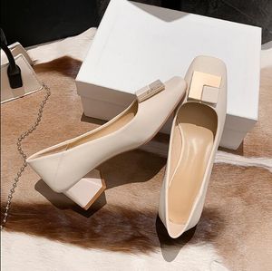 Designer Dames schoenen met dikke hak Beige Gesp met lovertjes Middelhoge hak 5 cm Zacht leer Ondiepe mond Instapper quare teen Dame Feest Enkele schoenen Hoge kwaliteit