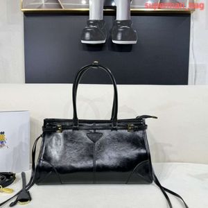 Diseñador Mujeres Peloteo de cuero brillante Bag Italia Marca de lujo Triángulo de metal de metal Bolsos para hombros Dama Negra Correa ajustable Mango de compras Bolso de compras