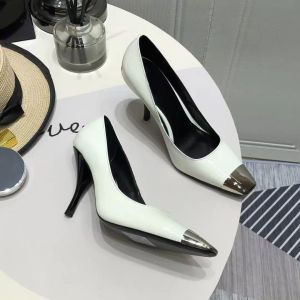 Designer-femmes Chaussures habillées mode chaussures bateau à talons hauts Designer cuir talon aiguille talons 100% cuir de vachette bouton en métal pointu noir patène