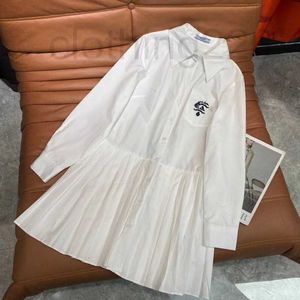 Designer vrouwen kleden mouwloos denim shirt voor lente zomer uit het afslikte casual stijl met budge letter dame slanke jurken riem geplooide rokknop zipp sn46