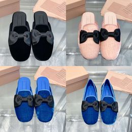 Designer Femmes Flat Mules Bureau Locons en cuir pantoufères Chaussures embellies Habille des sandales avec la boîte 551