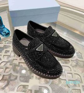 Diseñador Mujer Zapatos casuales con diamantes completos Moda para mujer Mocasines con hebilla de metal de cuero Marca de lujo Mujer Zapato al aire libre con tamaño de caja