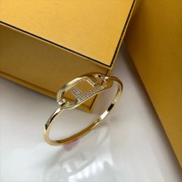 Designer Vrouwen Gouden Armband Luxe Brief Diamant Mannen Armbanden Rvs Party Retro Sieraden Armband Charme 23072114BF
