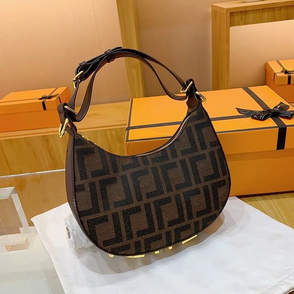 Diseñador Mujeres Graphy Hobo Bolsa de axila Italia Media Luna Cuero de cuero de cuero Bolsos de crossbody Lady Metal Hombro Bolso Luxurys Diseñadores Bolsas