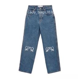 Designer Femmes Jeans Arrivées Luxe Bleu Jean Pantalon Jambes Ouvertes Fourche Serrée Taille Haute Rue Évidée Patch Brodé Décoration Casual Pantalon Droit Denim