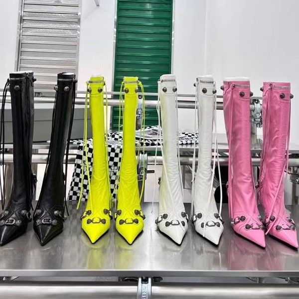 Designer Femmes Bottes à hauteur de genou Classique Mode Sexy Noir Blanc Rose Jaune Vert Bottes en cuir Pointu talon aiguille côté fermeture éclair rivet boucle ardillon Chaussures grande taille 42