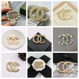 Designer Femmes Lettre Broches Plaqué Or Broche Strass Bijoux De Mode Broche Charme Perle Pin Broches Cadeau De Fête 20Style Avec Boîte