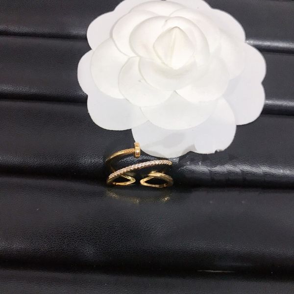 Las mujeres del diseñador aman el anillo de bodas con el logotipo de la marca Joyería vintage de lujo 18K chapado en oro 925 Anillo de plata con brazalete de diamantes Anillo de regalo de fiesta de viaje
