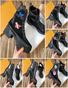 Designer Women Martin Boots Desert Leather Boot Flamingos Love Arrow Medal Coarse Winter Booty339112222