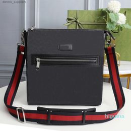 Designer- Femmes hommes Sacs à bandoulière Messenger Hommes Sacs à main Trois Style Sac à dos Fourre-tout Bandoulière Sacs à main Pochette en cuir 22cm * 25cm