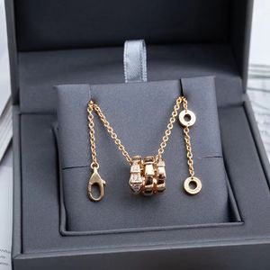 Collier de créateur pour femme, pendentif, collier à la mode en os de serpent, bijoux en diamant de créateur, pièces de charme classiques, cadeau de la Saint-Valentin avec ou sans boîte.