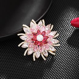 Diseñador Mujer Perla Broche Traje Broches para mujer Zircon Lady Flower Pins Vintage Elegante Lujo Novia Vestido Pins Snow Lotus Top Pin Moda
