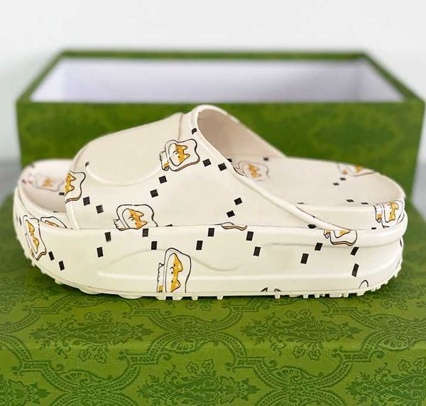 Diapositivas de diseñador Sandalias de plataforma para mujer Zapatillas de goma antideslizantes Zapatillas de lujo planas con fondo grueso Chanclas de playa Multi-temporada Multi-lugar Unisex 35-45 Con caja NO438