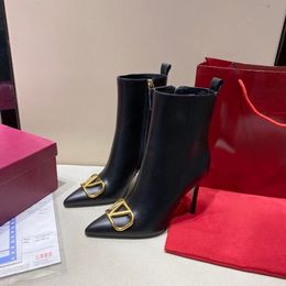 Diseñador Mujer Botas puntiagudas Zapatos de vestir para mujer Clásicos V Hebilla de metal Elegante Botas Chelsea femeninas de invierno sexy con bolsa de polvo roja Tamaño 35-43