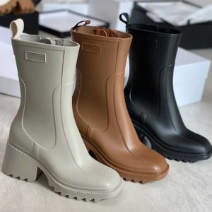 Botas de lluvia de diseñador para mujer, botas de motocicleta a media pantorrilla con cremallera Betty Beeled, zapatos de plataforma de tacón grueso con punta cuadrada de goma de PVC, zapatos de lluvia impermeables NO237