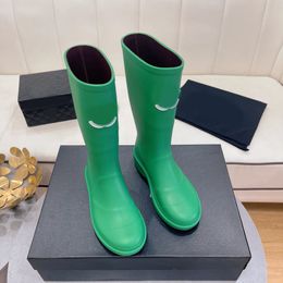 Botas de lluvia de diseñador para mujer Botas de lluvia impermeables Botas de goma sobre la rodilla Botas de plataforma de tacón grueso Botas de primavera y otoño Tamaño Zapatos casuales 35-40